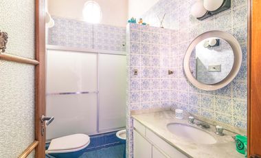 CASA -  VENTA - 5 AMB - COCHERA - JARDÍN - COGHLAN