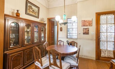 CASA -  VENTA - 5 AMB - COCHERA - JARDÍN - COGHLAN