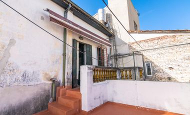 CASA -  VENTA - 5 AMB - COCHERA - JARDÍN - COGHLAN