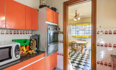 CASA -  VENTA - 5 AMB - COCHERA - JARDÍN - COGHLAN