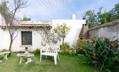 CASA -  VENTA - 5 AMB - COCHERA - JARDÍN - COGHLAN