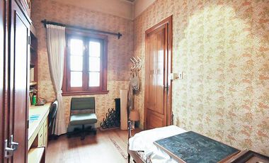 CASA -  VENTA - 5 AMB - COCHERA - JARDÍN - COGHLAN