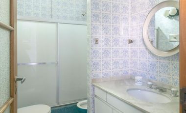 CASA -  VENTA - 5 AMB - COCHERA - JARDÍN - COGHLAN