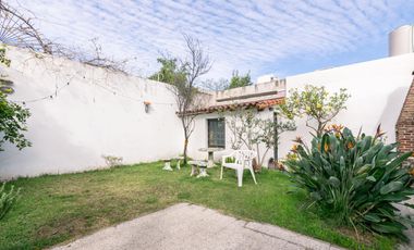 CASA -  VENTA - 5 AMB - COCHERA - JARDÍN - COGHLAN