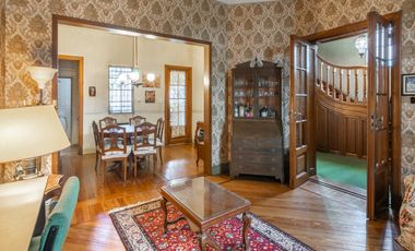 CASA -  VENTA - 5 AMB - COCHERA - JARDÍN - COGHLAN
