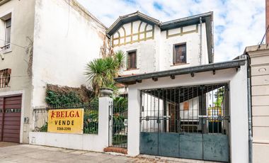 CASA -  VENTA - 5 AMB - COCHERA - JARDÍN - COGHLAN