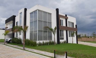 CASA EN RENTA EN ESQUINA LOMAS DE ANGELOPOLIS PUEBLA