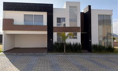 CASA EN RENTA EN ESQUINA LOMAS DE ANGELOPOLIS PUEBLA