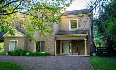 Venta casa de 4 dormitorios en  Bella Vista, Barrio Villa Victoria