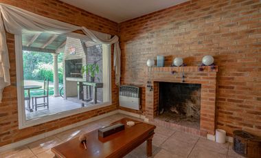 Venta casa de 4 dormitorios en  Bella Vista, Barrio Villa Victoria