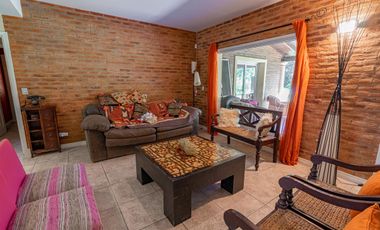 Venta casa de 4 dormitorios en  Bella Vista, Barrio Villa Victoria