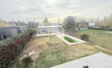 Venta - Casa en Barrio Privado Jockey - Nivel Gerencial - C122