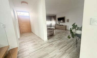 Venta - Casa en Barrio Privado Jockey - Nivel Gerencial - C122