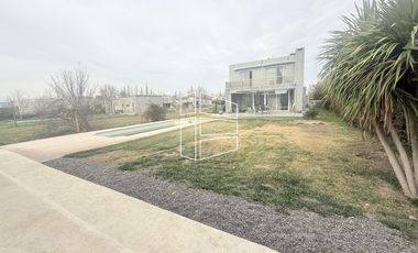Venta - Casa en Barrio Privado Jockey - Nivel Gerencial - C122