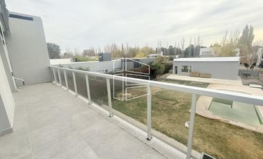 Venta - Casa en Barrio Privado Jockey - Nivel Gerencial - C122