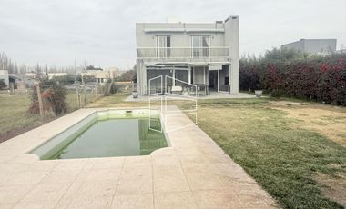 Venta - Casa en Barrio Privado Jockey - Nivel Gerencial - C122