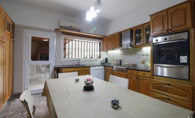 Venta casa 5 ambientes patio en Vélez Sársfield