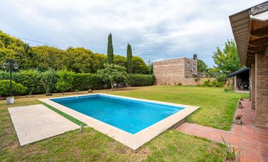 CASA EN VENTA CON PISCINA APTA CREDITO ALVEAR