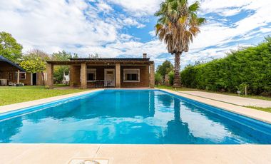 CASA EN VENTA CON PISCINA APTA CREDITO ALVEAR