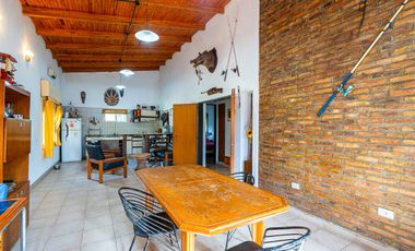 CASA EN VENTA CON PISCINA APTA CREDITO ALVEAR