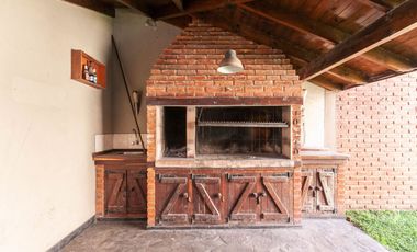 VENTA CHALET 2 PLANTAS 5 AMBIENTES CON QUINCHO