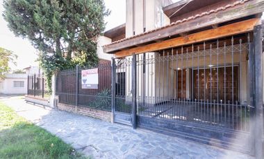 VENTA CHALET 2 PLANTAS 5 AMBIENTES CON QUINCHO