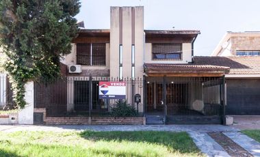 VENTA CHALET 2 PLANTAS 5 AMBIENTES CON QUINCHO