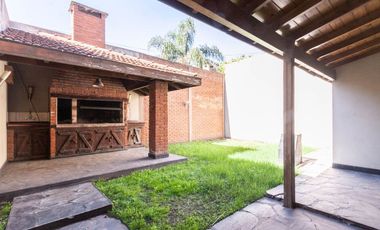VENTA CHALET 2 PLANTAS 5 AMBIENTES CON QUINCHO