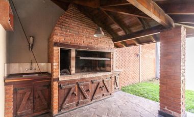 VENTA CHALET 2 PLANTAS 5 AMBIENTES CON QUINCHO