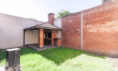 VENTA CHALET 2 PLANTAS 5 AMBIENTES CON QUINCHO