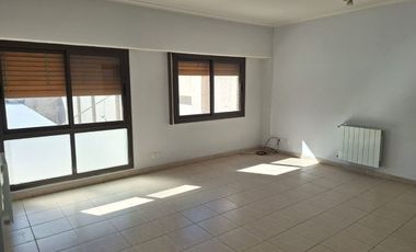 VENTA SEMIPISO 2 DORMITORIOS CENTRICO C/COCHERA