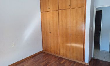VENTA SEMIPISO 2 DORMITORIOS CENTRICO C/COCHERA