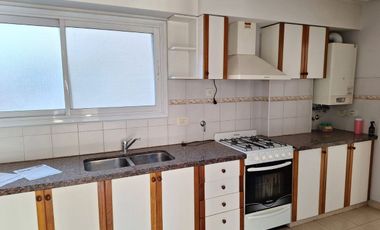 VENTA SEMIPISO 2 DORMITORIOS CENTRICO C/COCHERA