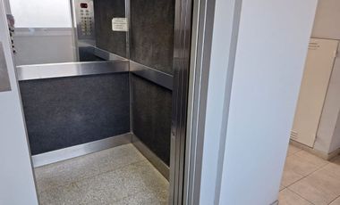 VENTA SEMIPISO 2 DORMITORIOS CENTRICO C/COCHERA