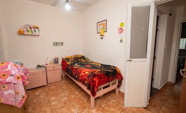CASA 2 DORMITORIOS y COCHERA BARRIO ROMA