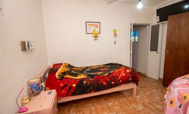CASA 2 DORMITORIOS y COCHERA BARRIO ROMA