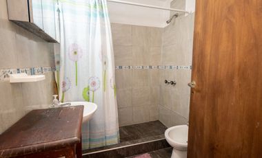 CASA 2 DORMITORIOS y COCHERA BARRIO ROMA