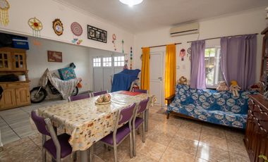 CASA 2 DORMITORIOS y COCHERA BARRIO ROMA