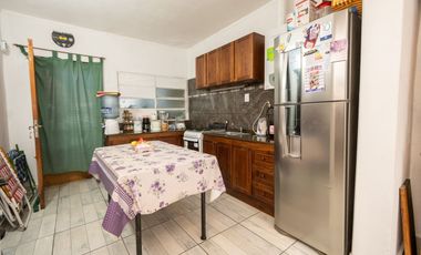 CASA 2 DORMITORIOS y COCHERA BARRIO ROMA