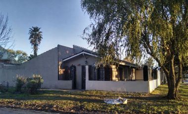 Oportunidad Casa 4 ambientes con garage y parque