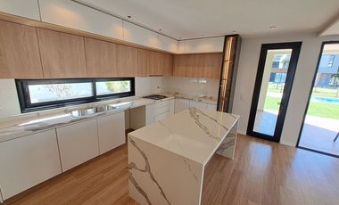 VENTA CASA A ESTRENAR EN GREENVILLE, Barrio A