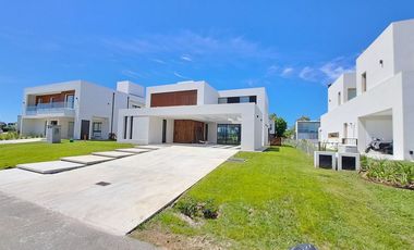 VENTA CASA A ESTRENAR EN GREENVILLE, Barrio A