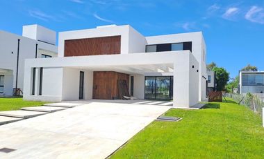 VENTA CASA A ESTRENAR EN GREENVILLE, Barrio A