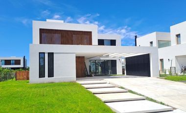 VENTA CASA A ESTRENAR EN GREENVILLE, Barrio A