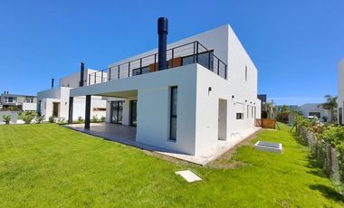 VENTA CASA A ESTRENAR EN GREENVILLE, Barrio A