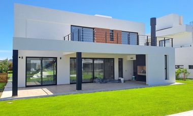 VENTA CASA A ESTRENAR EN GREENVILLE, Barrio A