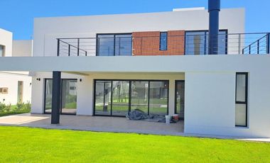 VENTA CASA A ESTRENAR EN GREENVILLE, Barrio A