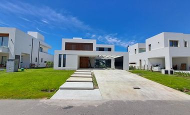 VENTA CASA A ESTRENAR EN GREENVILLE, Barrio A
