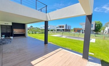 VENTA CASA A ESTRENAR EN GREENVILLE, Barrio A