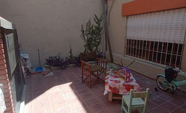 VENTA CASA EN 2 PLANTAS C/COCHERA FLORESTA NORTE